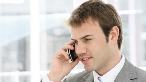 Atraktivní podnikatel hovoří na telefonu — Stock video