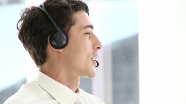 Joven agente de clientes con auriculares — Vídeos de Stock