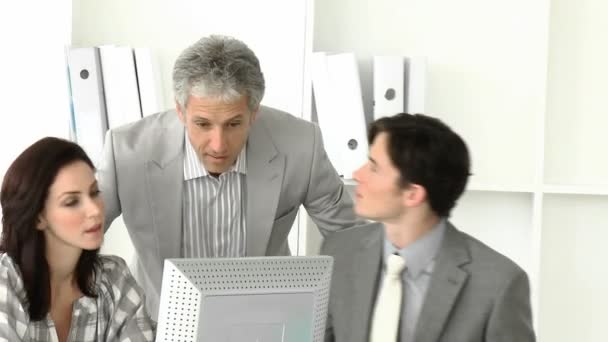 Equipe empresarial unida trabalhando em um computador — Vídeo de Stock
