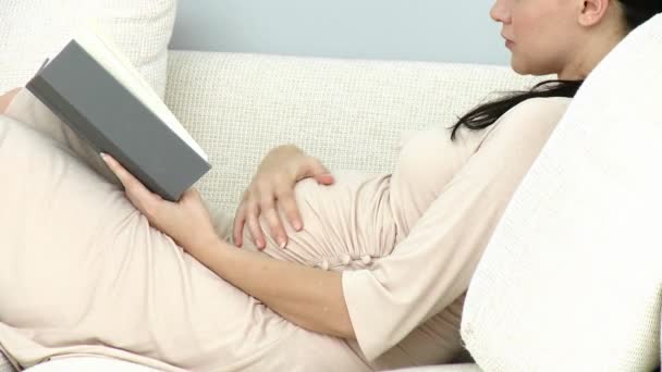 Wanita hamil yang cantik membaca buku — Stok Video