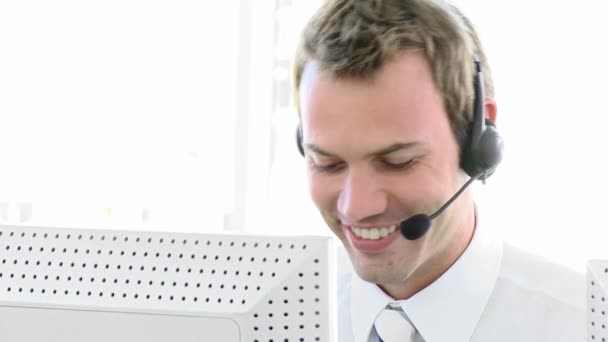 Hombre de negocios serio trabajando con auriculares — Vídeo de stock