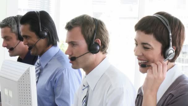 Χαμογελώντας ομάδα επιχειρήσεων που εργάζονται σε ένα τηλεφωνικό κέντρο — Αρχείο Βίντεο