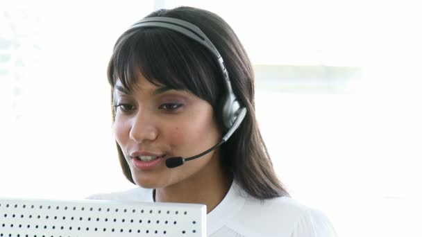 Mulher de negócios bonita trabalhando em um call center — Vídeo de Stock