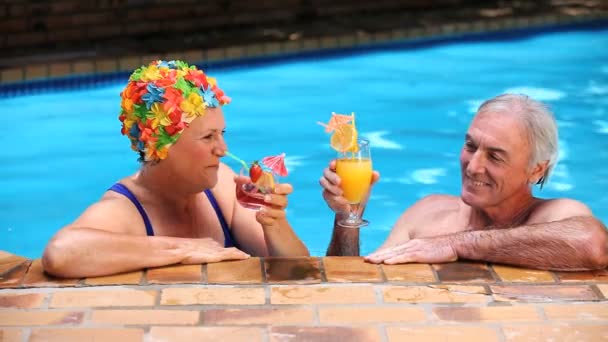 Brindisi degli anziani con cocktail in piscina — Video Stock