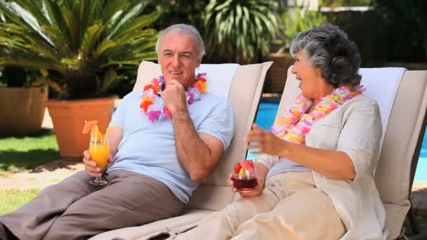 Old couple relaxing on deckchairs — Stock Video