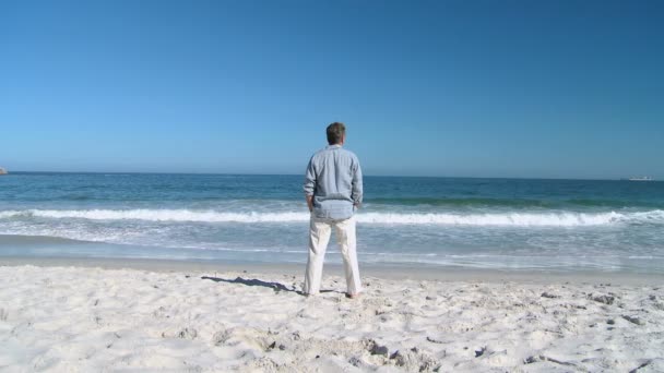 Hombre mirando al horizonte — Vídeo de stock