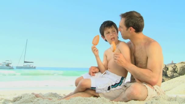 Jongen en zijn vader eten icecream — Stockvideo