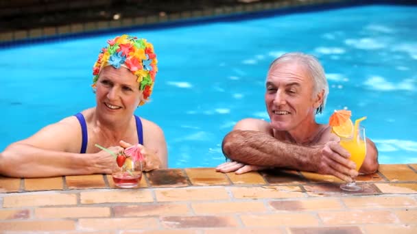 Heureux couple d'âge mûr se détendre dans la piscine — Video