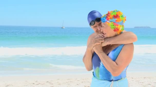 Пожилой мужчина обнимает свою жену — стоковое видео