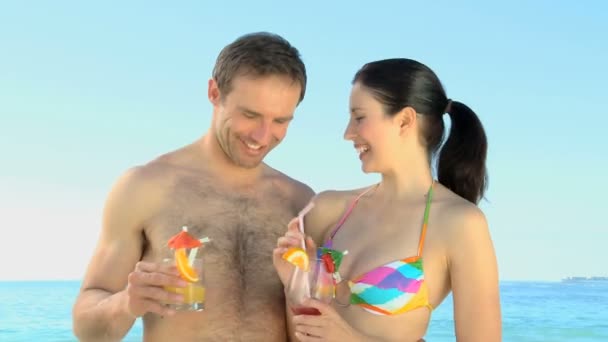 Nettes Paar beim Anstoßen mit Cocktails — Stockvideo