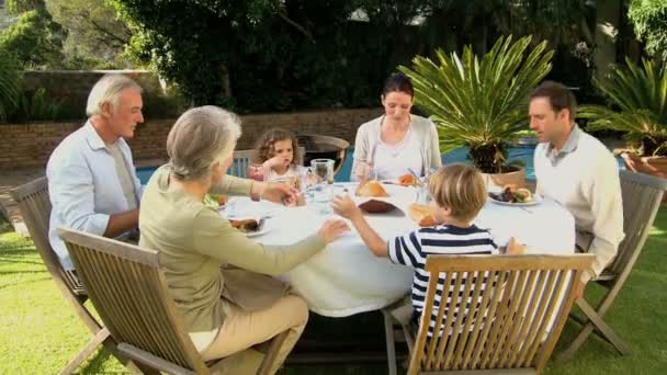 Familia cenando afuera — Vídeo de stock