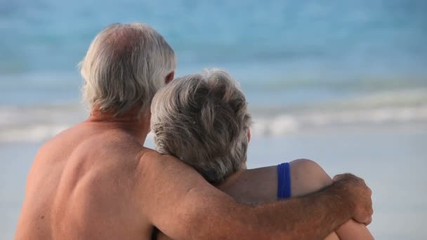 Pareja mayor mirando el océano — Vídeos de Stock