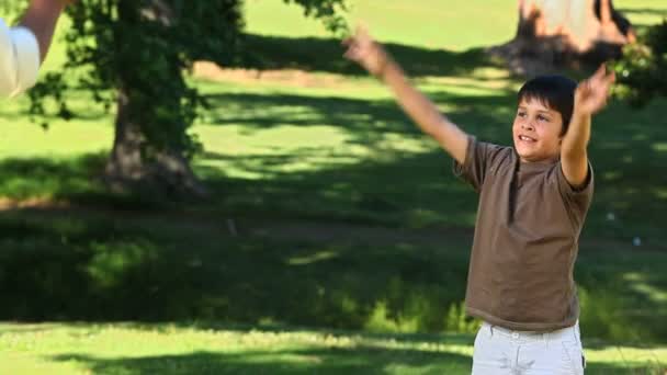 Papa spelen met zijn zoon met een voetbal — Stockvideo