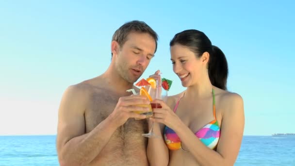 Preciosa pareja hablando con cócteles — Vídeo de stock