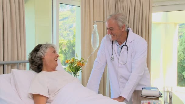 Doctor hablando con un paciente — Vídeo de stock