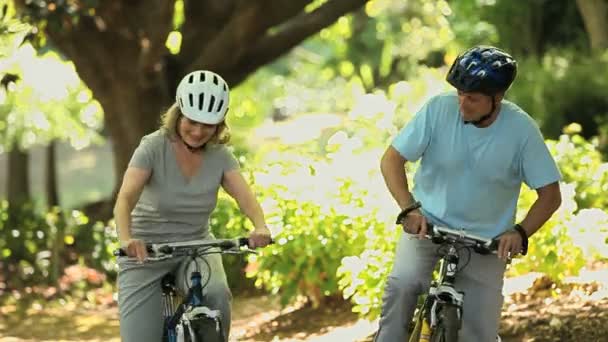 Velho homem e mulher de bicicleta juntos — Vídeo de Stock