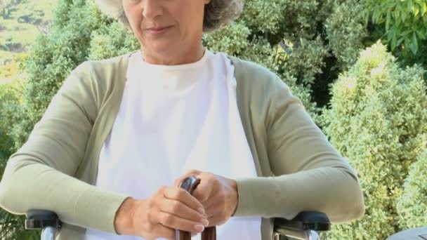 Ledsen äldre kvinna väntar i däck — Stockvideo