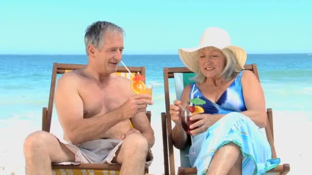Starší pár, opékání s skvělé koktejly — Stock video