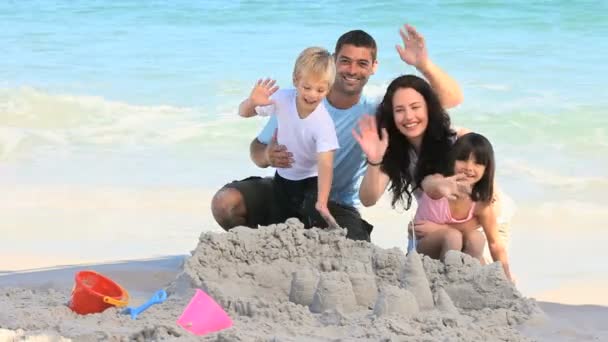 Família acenando as mãos para a câmera — Vídeo de Stock