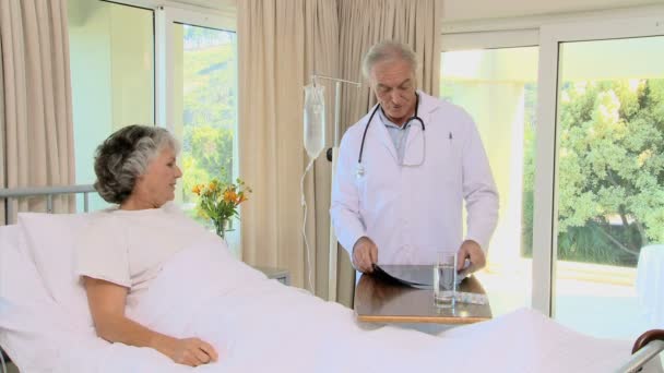 Доктор показывает рацию своему пациенту — стоковое видео