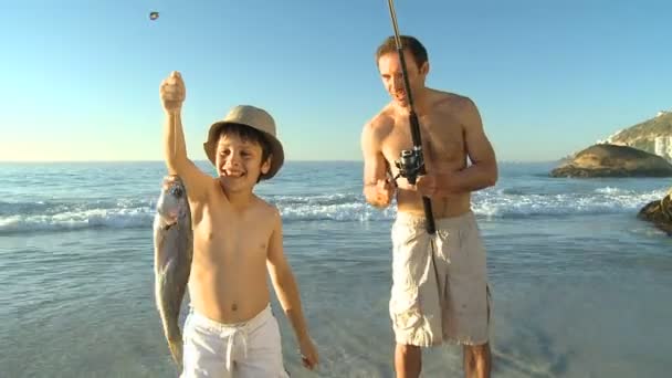 Padre pesca con il suo ragazzo — Video Stock