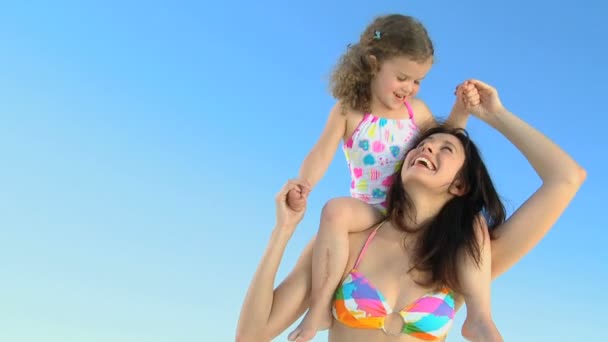Мати носить доньку на плечах — стокове відео