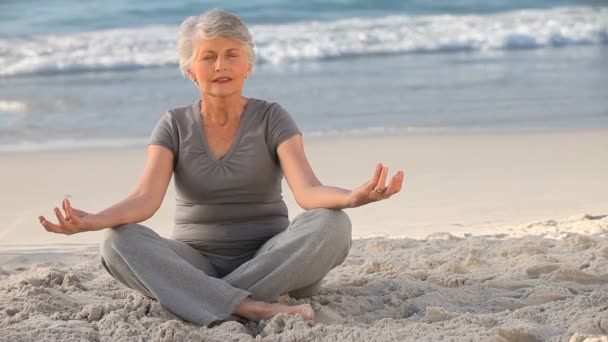 Yoga yaparken yaşlı kadın — Stok video