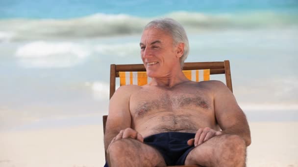 Ember relaxáló hazudó a strand székek — Stock videók