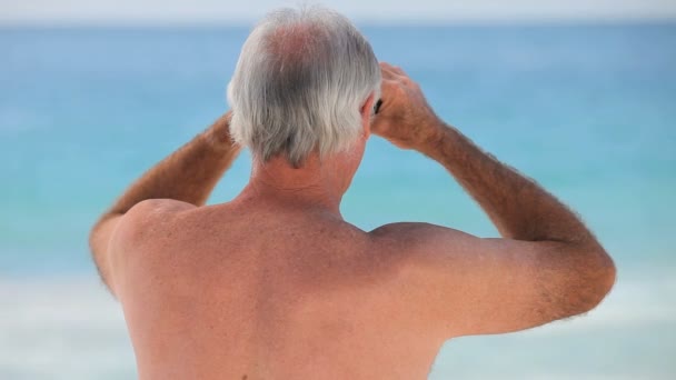 Aged man looking through binoculars — Stock Video