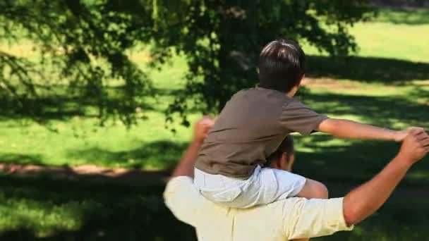 彼の息子を運ぶと、時間を一緒に楽しんでのお父さん — ストック動画