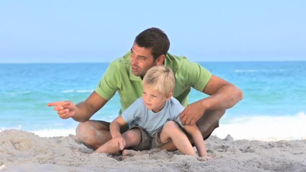 Homme jouant avec son fils — Video