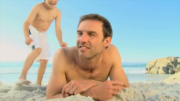 Padre e hijo disfrutando del tiempo juntos — Vídeo de stock