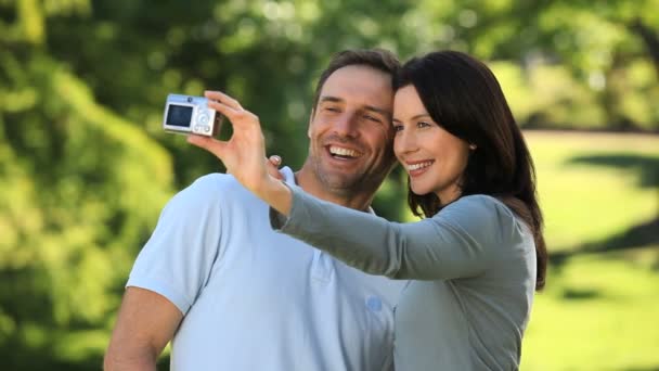 Pareja tomando fotos de sí mismos — Vídeo de stock