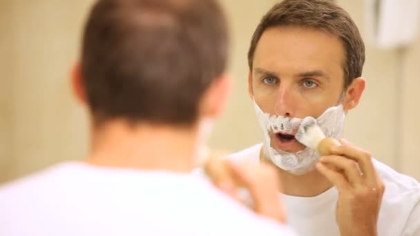 Man shaving himself in front of a mirror — Stock Video