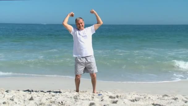 Anciano haciendo ejercicios de fuerza — Vídeos de Stock