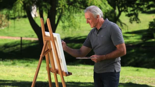 Senior pittura maschile una tela — Video Stock