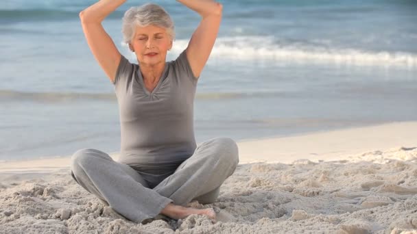 Yoga yaparken yaşlı kadın — Stok video