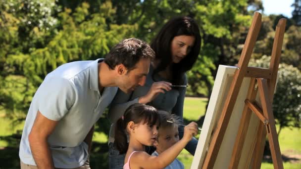 Padres e hijos pintando un lienzo — Vídeos de Stock