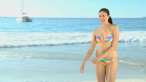 Donna che gioca a frisbee sulla spiaggia — Video Stock