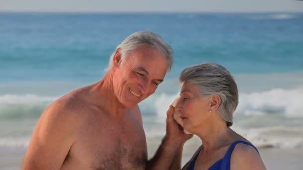 Elderly couple listening to a seashell — Stock Video