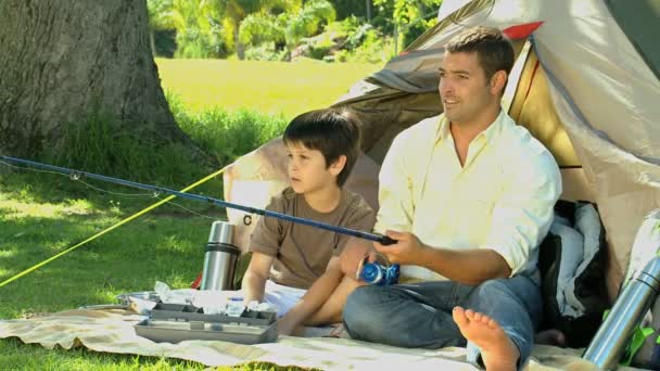 Отец и сын рыбалка — стоковое видео