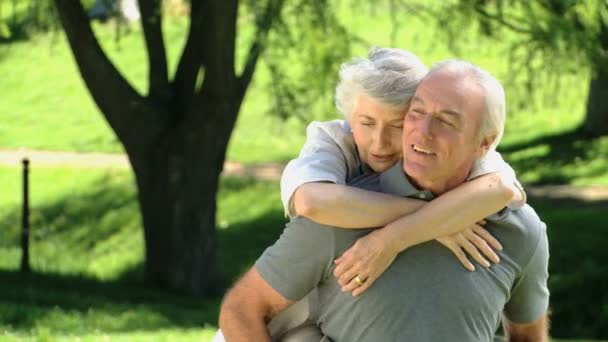 Uomo anziano che porta sua moglie — Video Stock