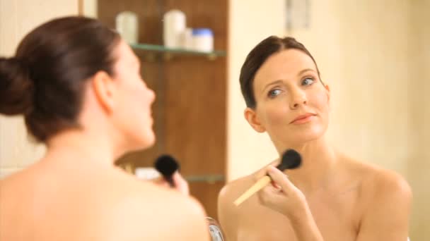 Hermosa mujer aplicando maquillaje — Vídeo de stock