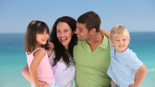 Family posing in front of the camera — Stock Video