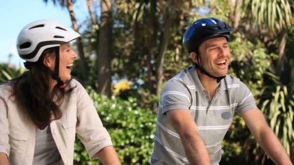 Couple faisant une promenade à vélo — Video