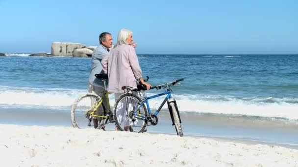 Ηλικιωμένο ζευγάρι ψάχνει στον ορίζοντα μετά από ένα ποδήλατο βόλτα — Αρχείο Βίντεο