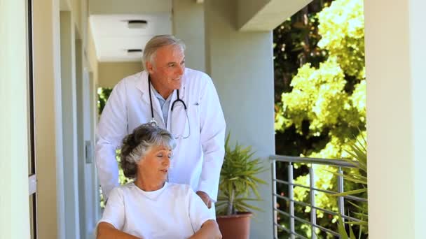 Un médecin emmène un patient faire une promenade — Video