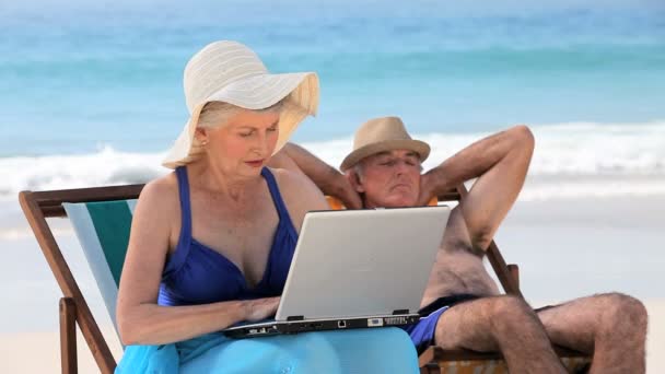 Elderly woman working on the laptop — Stock Video