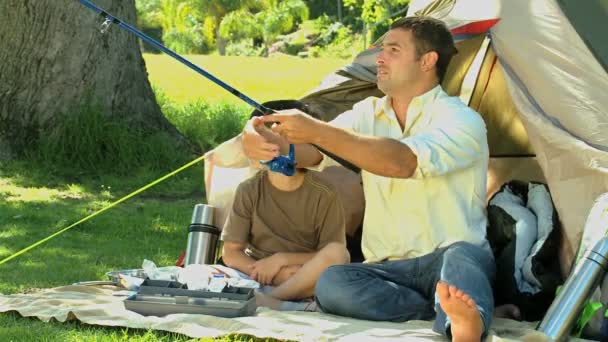 Vater und Sohn angeln gemeinsam — Stockvideo