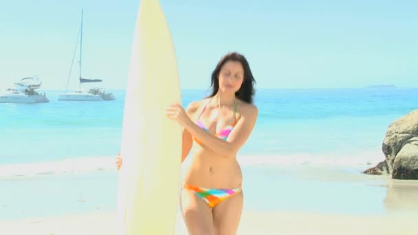 Mulher bonita posando com uma prancha de surf — Vídeo de Stock